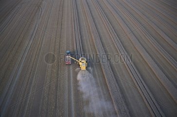 Moissonneuse collecting hybrid corn in Picardy plain [AT]