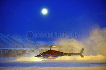 Hubschrauber zwischen ittoqqorttoormiit und Constable Point