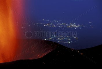 ETNA -Nachtausbruch über eine italienische Stadt