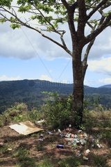 Verschwendung am Rande eines Touristenpfades in Mayotte