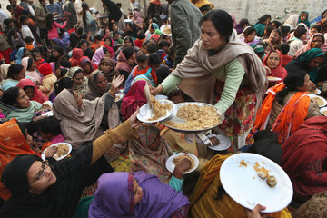 Pakistan-displaced people