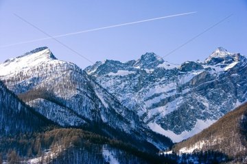 Paysage de montagne avec trace d'avion dans le ciel Alpes