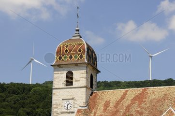 Wind und Kirchturm der Kirche Comte de Valon zweifelt