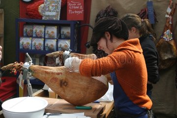 Femmes coupant le jambon cru à Borough market Londres