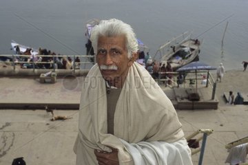 Vieil homme sur les rives du Gange Inde