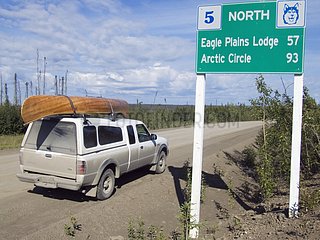 Auto auf der StraÃŸe Dempster Yukon Canada