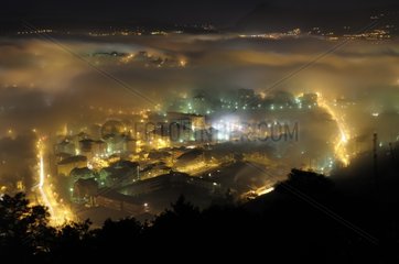 Nebelband in der Stadt Annecy nachts im Winter