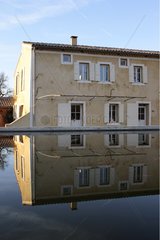Provence Farm mit einem Teich in seinem derzeitigen Frankreich