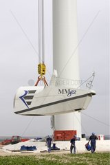 Montage der Gondel d 'Eine Windkraftanlage in Dämmerfrankreich