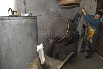 Drain of fruits during distillation of eau de vie kirsch