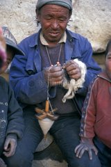 Mann drehende Wolle Mustang Nepal