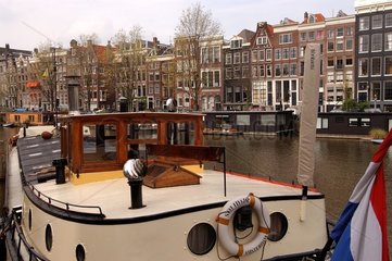 Péniche sur un canal Amsterdam Pays-Bas
