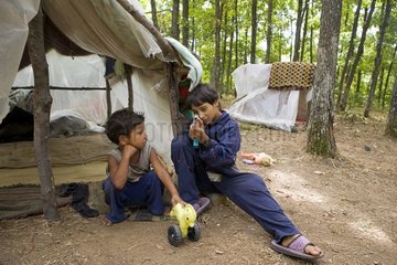Zigeunerkind in ihrem Lager unter einer Plastik -Bulgarien
