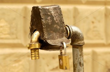 Lock and device condemning a tap Tombouctou Mali