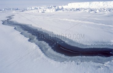 Einfrieren von Wasser in einer Verwerfung des Eisbarrier-Antartique