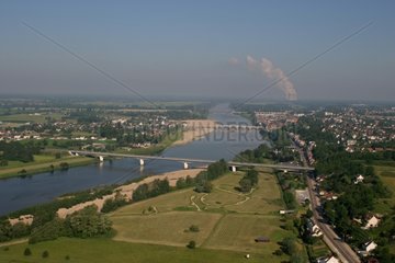 Luftaufsicht von der Loire nach Gien und Centrale de Dampierre