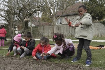 Students in the garden - At School of Biodiversity