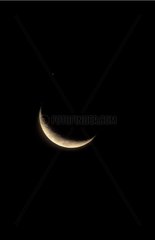 Premier croissant de Lune et Saturne visuellement proche