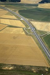 Autobahnaustauscher in einer ländlichen Landschaft Brie Frankreich