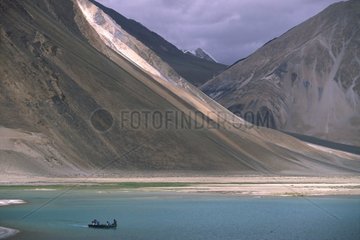 Boot am salzigen See von Pangong TSO Ladakh India