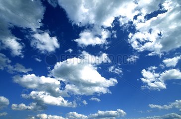 Nuages de beau temps moutonnant dans le ciel bleu France