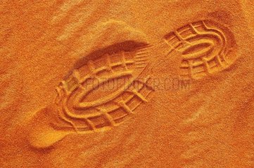 Spuren von Schritten im Sand