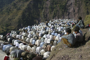 muslims praying in pakistan