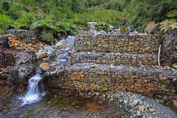 Reinforcement and protection structure in a stream bed-Chile