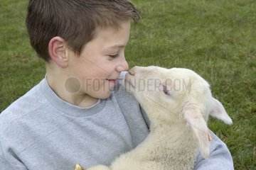 Junge mit einem Lamm Frankreich [at]