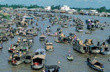 Marché flottant de Can Tho  delta du Mékong  barque  foule