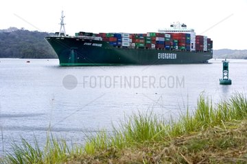 Containerschiff am Panamakanal