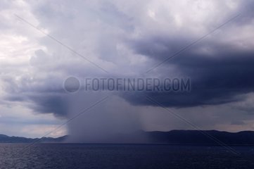 Mächtige Gewitter  die dichte adriatische Regenkroatien verursachen