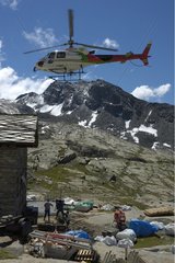 Hubschrauber mit Materialien zur Renovierung einer Zuflucht