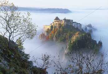 Joux Schloss umgeben von Jura France Nebel