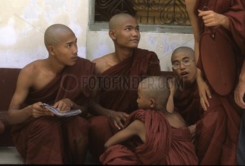 Gruppe junger Bhikkhus in einem Kloster Burma
