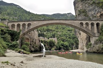 Kanus unter Fluss Tarn Bridge im Sommer Lozère Frankreich