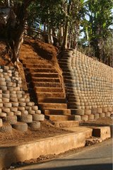 Recyclage de pneus usagés en mur de soutènement Mayotte