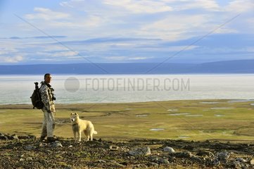 Naturforscher und sein Hund Stanwell Fletcher Lake Somerset Island