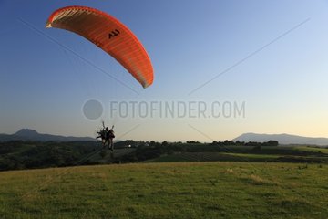 Motorisierter Paraglider Landing Aquitaine Frankreich
