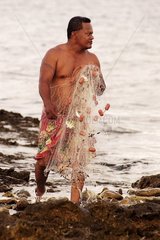 Pêcheur avec filet Funafuti Tuvalu