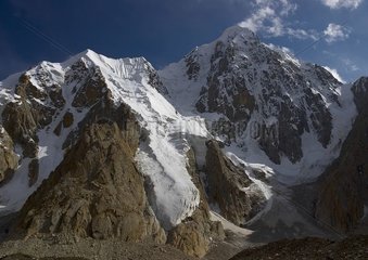 Gletscher im Tien Shan Massiv im Sommer Khirghiztan suspendiert