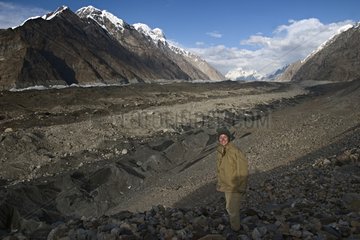 Femme devant le glacier Engilchek