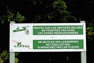 Panel requesting to stay in the path in Natural Park France
