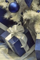 Dekorierte Weihnachtsbaum und Geschenke Verpackungen blau und weiß