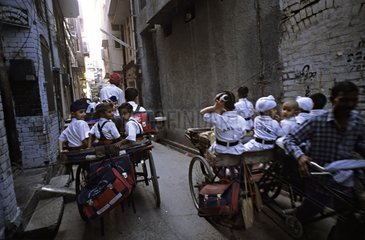 Schulkinder in Rikshaw Amritsar Punjab India