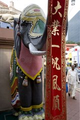 Elefantenstatue vor einem indischen Tempel in Singapur