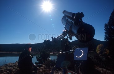 Astronome observant une éclipse annulaire de Soleil Espagne