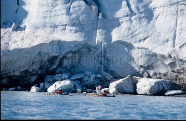 Kayak de mer sous les séracs Devon Island Arctique canadien