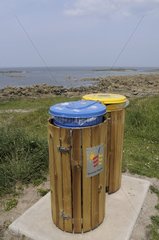 Selektive Mülleimer entlang einer Bretagne an der Küstenfußwege