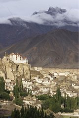 Kloster mit Blick auf das Dorf Lamayuru Ladakh India